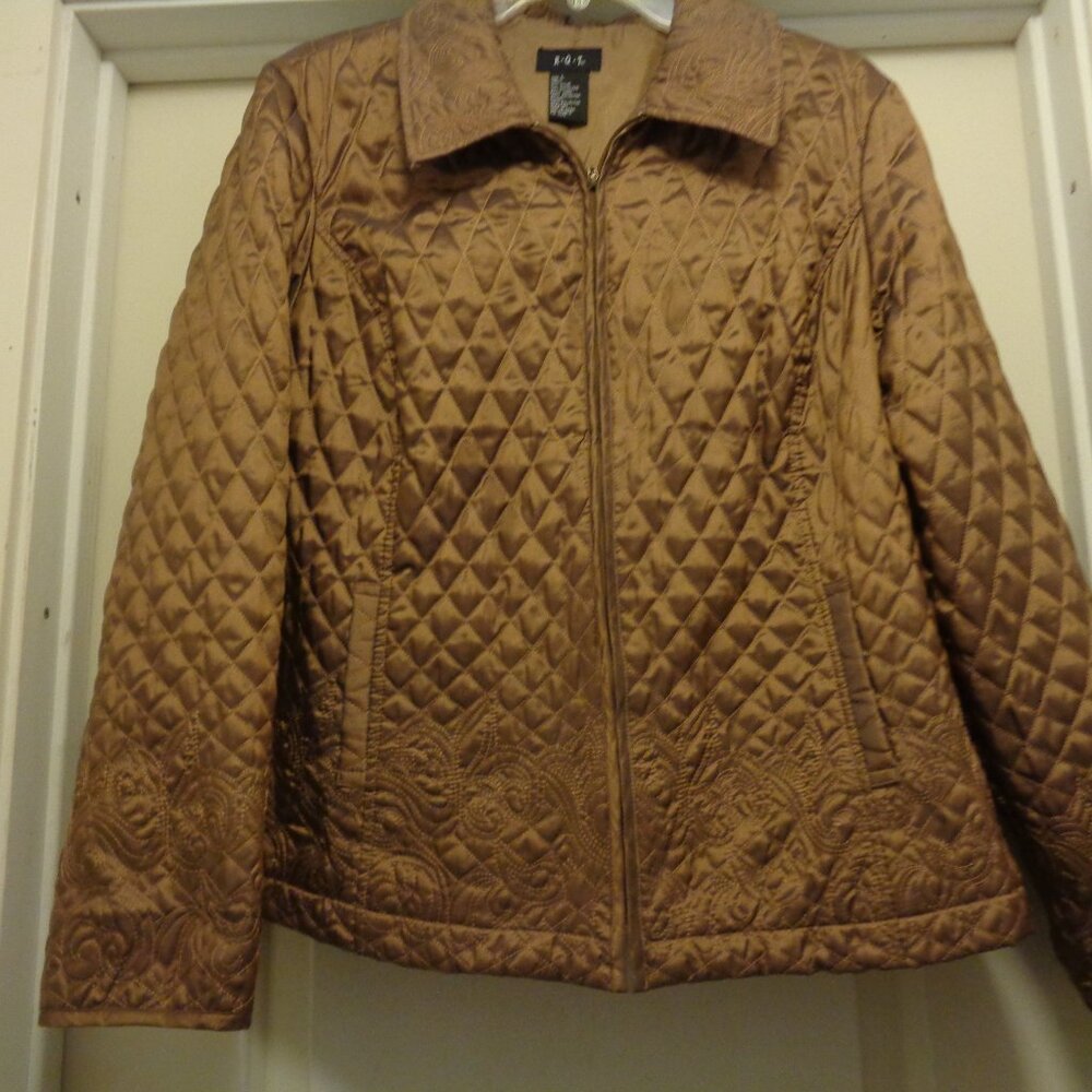 AMBER BROWN SATINY EMBOSSED QUILTED ZIP UP SHORT JACKET BY R.O.T. L